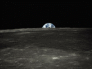 Vom All aus gesehen - die Mondrotation läßt genau diese animierte Ansicht so allerdings nicht zu - geht durchaus auch die Erde auf!