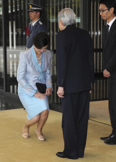 Die  Thailänderin Yingluck Shinawatra  knickste in Japan – durchaus beider Länder Sitten gemäß/entsprechend – hier vor Teno Akihito.