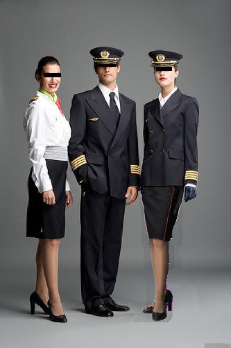 Flugzeugfüher und zwei Kolleginnen