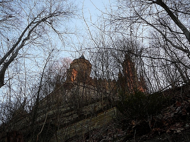 Fuchslochbastei (im Foto eher links) beim runden Werdensturm auf dem Zollerberg hinter kalen Baumästen verborgen.