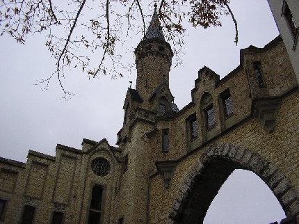 Turm des Übens als Zugang zum Schloss des Könnens